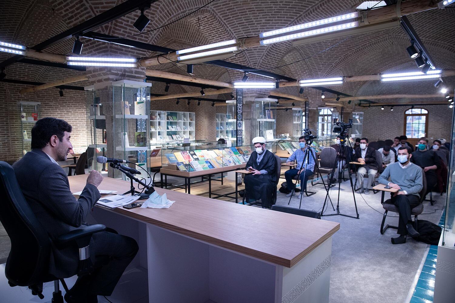 فقهای شورای نگهبان برای بررسی شکایت شرعی یک شهروند از یک مصوبه ساعتها وقت میگذارند فقهای شورای نگهبان برای بررسی شکایت شرعی یک شهروند از یک مصوبه ساعتها وقت میگذارند