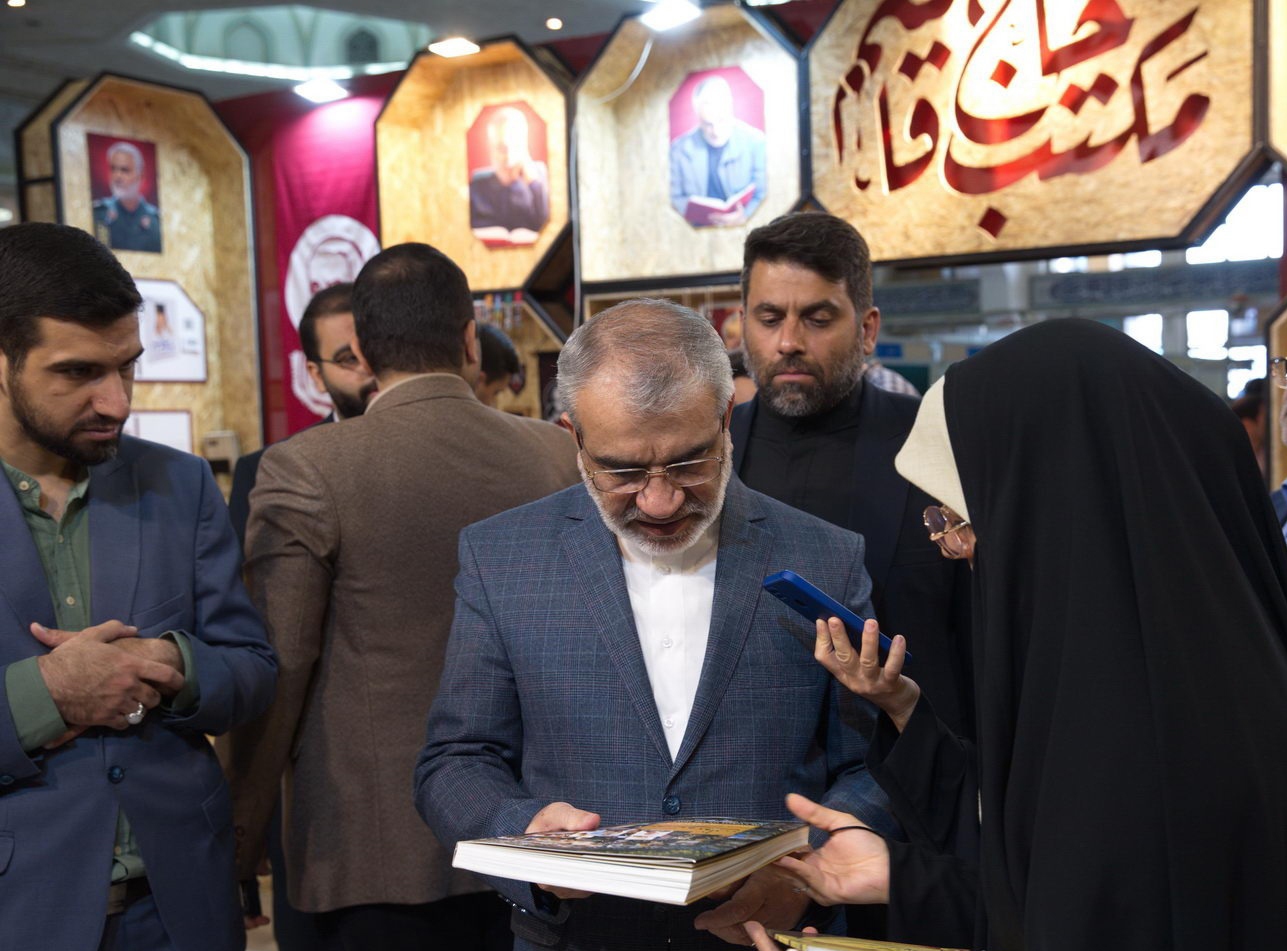 بازدید رئیس پژوهشکده شورای نگهبان از سی و چهارمین نمایشگاه کتاب