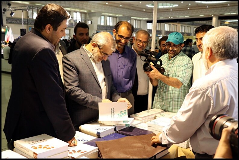 گزارش تصویری بازدید دکتر کدخدایی از سی‌و‌پنجمین نمایشگاه بین‌المللی کتاب تهران