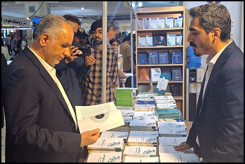 بازدید وزیر دادگستری از غرفه انتشارات پژوهشکده شورای نگهبان